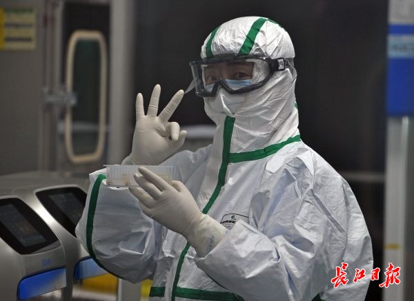實驗室內一名工作人員與同事打招呼。.jpeg
