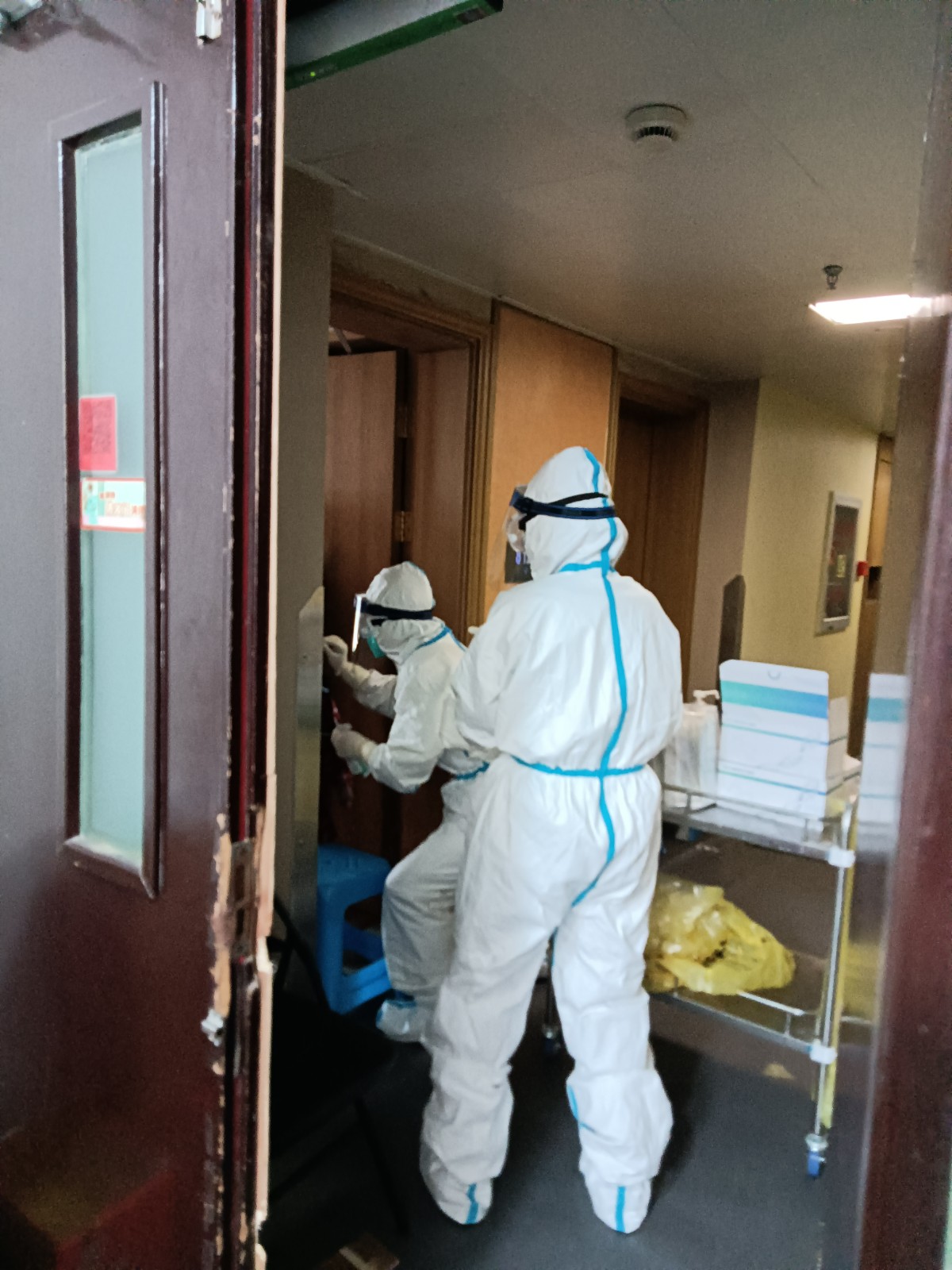 1644459817356045527.jpg 健檢工作人員在集中隔離點內進行核酸采樣工作.jpg