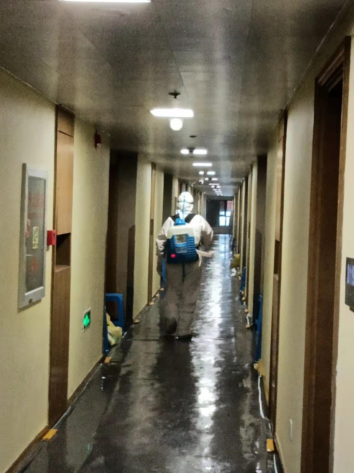 1644459830481042923.jpg 健檢工作人員正在進行集中隔離點消殺工作.jpg